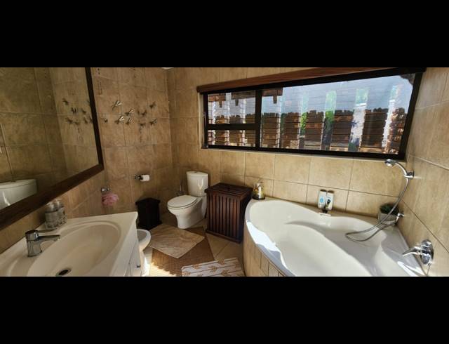 4 BEDROOM TOWNHOUSE FOR SALE IN VAALVIEW
